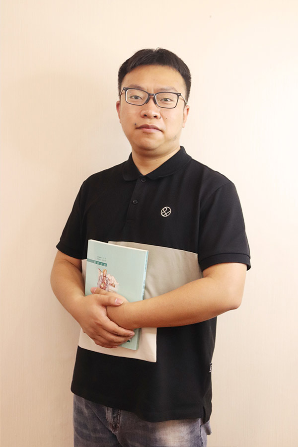 高陵杨斌 本科学历，毕业于西安航空学院