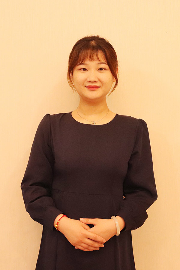 高陵文哲 本科学历，优秀班主任
